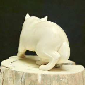 Wolf aus Mammut-Elfenbein mit Wasserflecken
