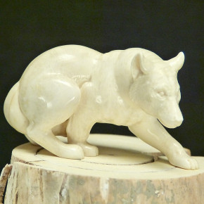 Wolf aus Mammut-Elfenbein mit Wasserflecken