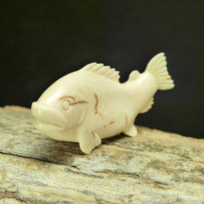 Fisch aus Mammut-Elfenbein mit Rindenstruktur