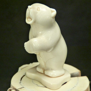 kleiner stehender Bär aus Mammut