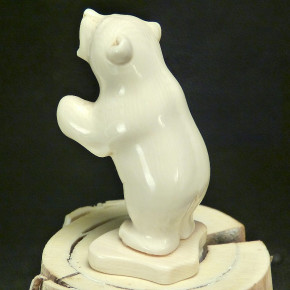 kleiner stehender Bär aus Mammut