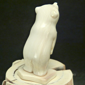 kleiner stehender Bär aus Mammut