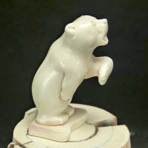 kleiner stehender Bär aus Mammut