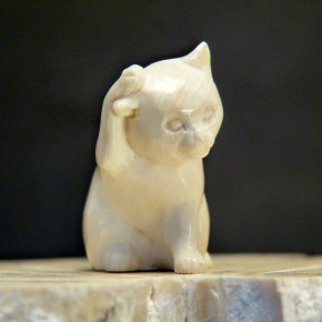sich putzende Katze aus Mammut