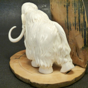 großes Mammut mit Berg