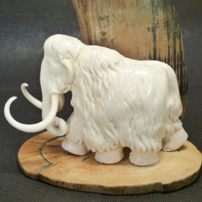 großes Mammut mit Berg