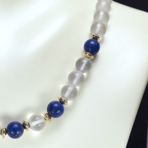 Kette aus mattiertem Bergkristall mit Lapislazuli und Gold 585/-