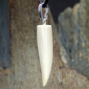 Zahnanhänger hell mit cremiger Spitze