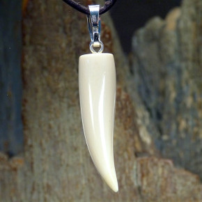 Zahnanhänger hell mit cremiger Spitze