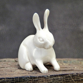 sitzender Hase aus Mammut