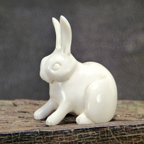 sitzender Hase aus Mammut