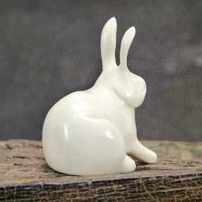 sitzender Hase aus Mammut