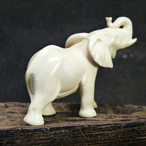 Elefant aus hellcremigem Mammut