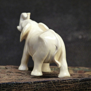 Elefant aus hellcremigem Mammut