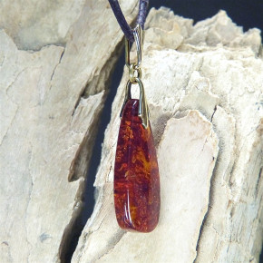 kleiner Bernstein-Anhänger mit vielen Einschlüssen