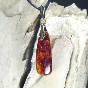 kleiner Bernstein-Anhänger mit vielen Einschlüssen