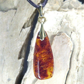 kleiner Bernstein-Anhänger mit vielen Einschlüssen