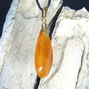 Bernstein-Anhänger mit nebligen Sonnenflinten