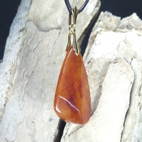 Bernstein-Anhänger mit wolkigen Einschlüssen