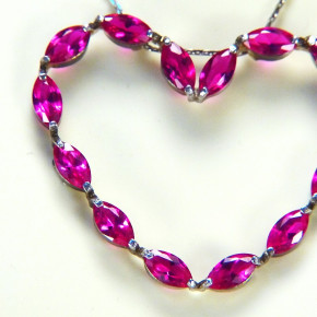 silberner Herzanhänger magentafarben