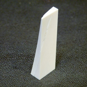 Mammut-Keilstück mit Riss ca. 57 x 18 x 14 bis 2 mm