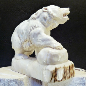 großer Grizzly-Bär aus Mammut