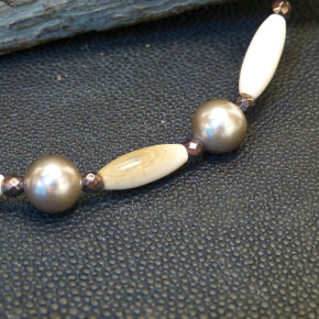 Collier aus Mammut, Perlmutt und Hämatit