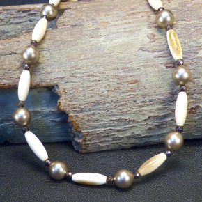 Collier aus Mammut, Perlmutt und Hämatit