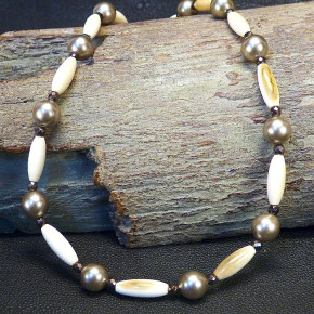 Collier aus Mammut, Perlmutt und Hämatit