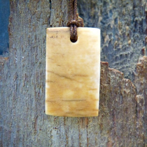 Mammut-Anhänger mit bräunlicher Färbung