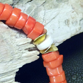Edle Korallenkette mit Mammut und vergoldetem Silber