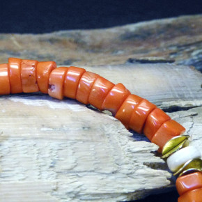 Edle Korallenkette mit Mammut und vergoldetem Silber