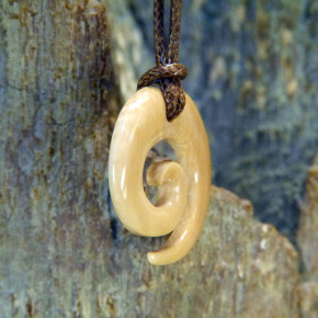 kleiner Hei Matau "Spiralform" bräunlich