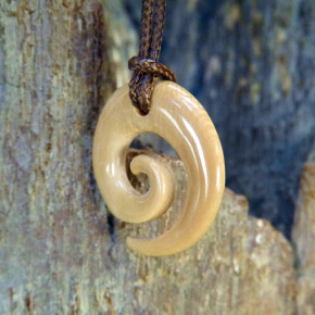 kleiner Hei Matau "Spiralform" bräunlich