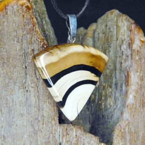 Mammut-Anhänger mit brauner Färbung