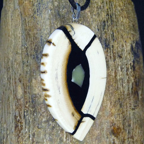 großer Mammut-Anhänger mit Jade