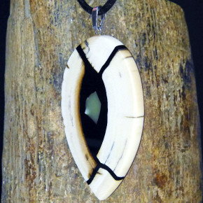 großer Mammut-Anhänger mit Jade