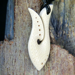 Hei Matau mit feinen Verzierungen