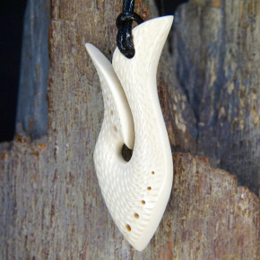 Hei Matau mit feinen Verzierungen