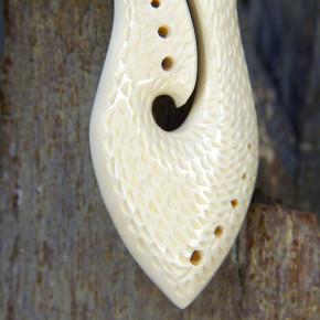 Hei Matau mit feinen Verzierungen