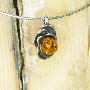 kleiner Silberanhänger mit Bernstein