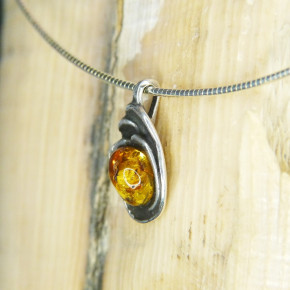 kleiner Silberanhänger mit Bernstein