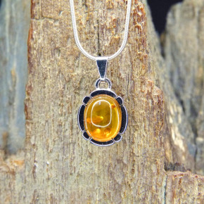 kleiner Silberanhänger mit Bernstein