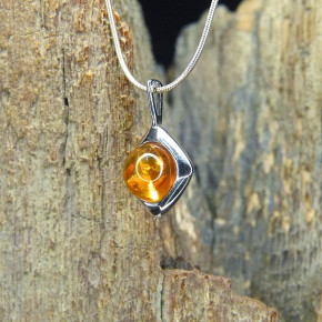 Silberanhänger mit Bernstein