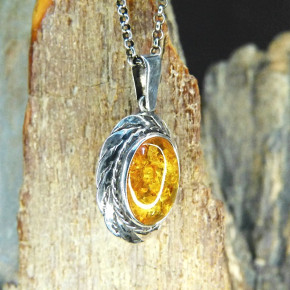 kleiner Silberanhänger mit Bernstein und Kette