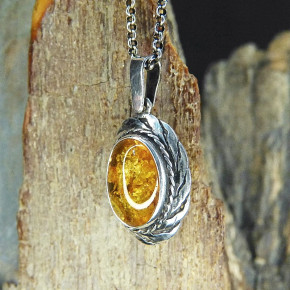 kleiner Silberanhänger mit Bernstein und Kette