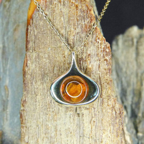 kleiner Goldanhänger 333/- mit Bernstein