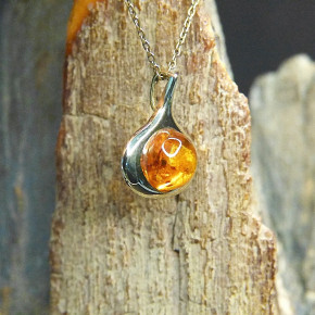 kleiner Goldanhänger 333/- mit Bernstein