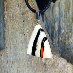 kleiner Anhänger mit Koralle