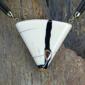 kleines Dreieckcollier mit Achat